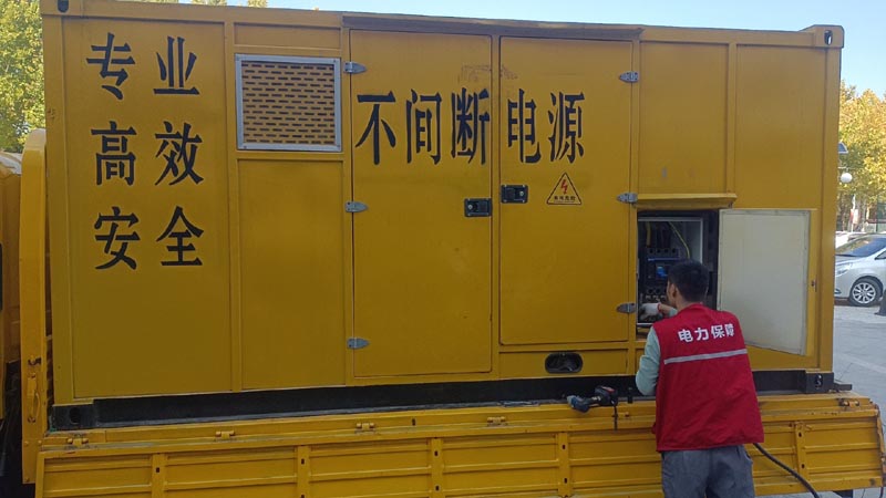 北塔柴油发电机组和UPS电源配合使用时，如何避免切换过程中的电力中断？